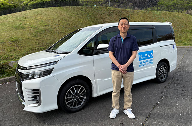福祉タクシーうららの代表・介護福祉士、田嶋浩二です。